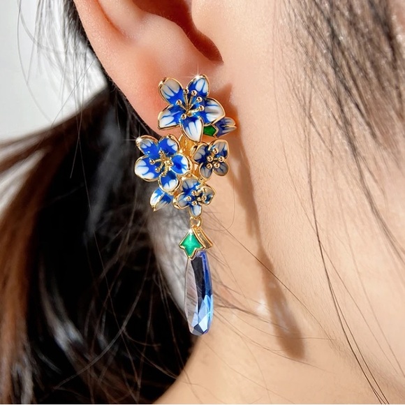 🌟 Gorgeous Enamel Flower Earrings Blue Floral - Picture 2 of 5